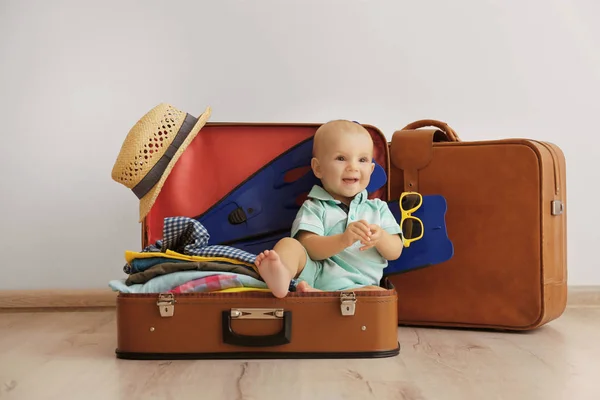 Hlídání dětí v kufru — Stock fotografie