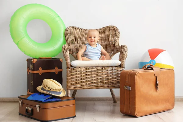 Dziecko w fotelu z walizkami — Zdjęcie stockowe