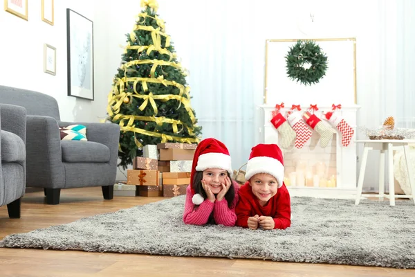 Schattige kleine kinderen in Santa hoeden — Stockfoto