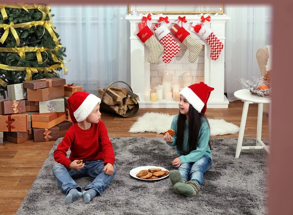 Noel Baba şapkaları şirin küçük çocuklarda — Stok fotoğraf