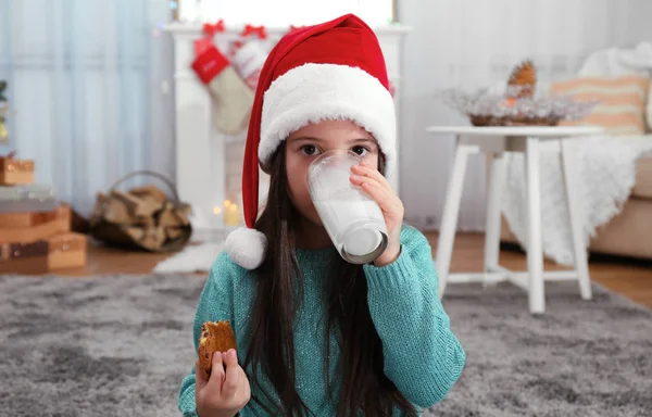 Ragazza in cappello Babbo Natale — Foto Stock