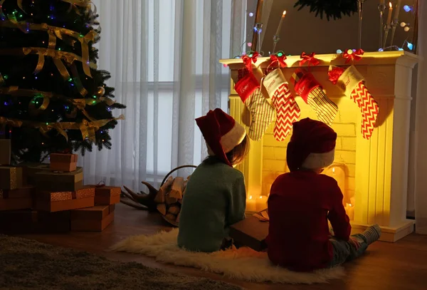 Śliczne małe dzieci w Santa kapelusze — Zdjęcie stockowe