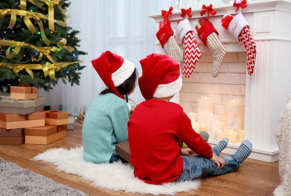 Roztomilý malý děti v Santa klobouky — Stock fotografie