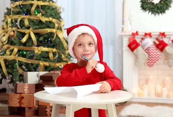 Chłopak pisze list do Świętego Mikołaja — Zdjęcie stockowe
