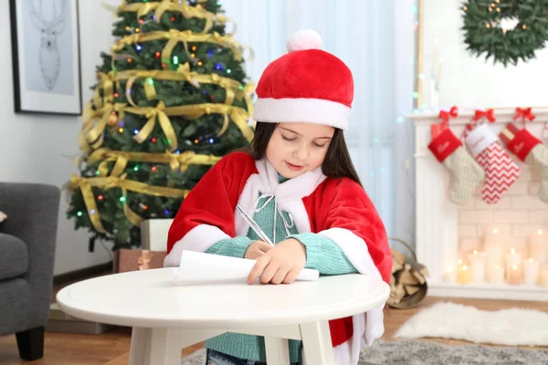 Menina escrevendo carta para Papai Noel — Fotografia de Stock