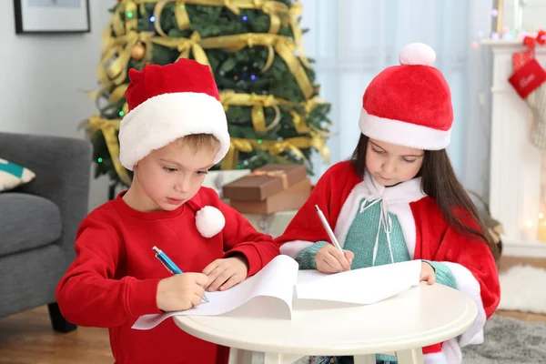Милые Маленькие Дети Пишут Письма Санта Клаусу Столом — стоковое фото