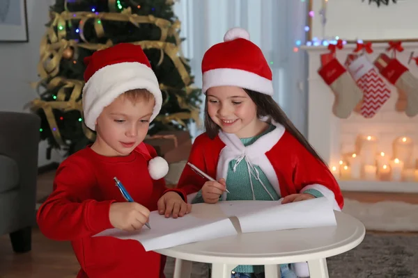 Χαριτωμένα Παιδάκια Γράφοντας Επιστολή Προς Τον Άγιο Βασίλη Στο Τραπέζι — Φωτογραφία Αρχείου