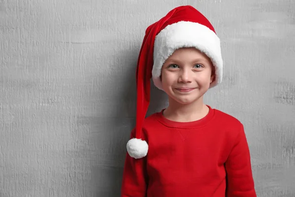 Pojke i santa hatt — Stockfoto