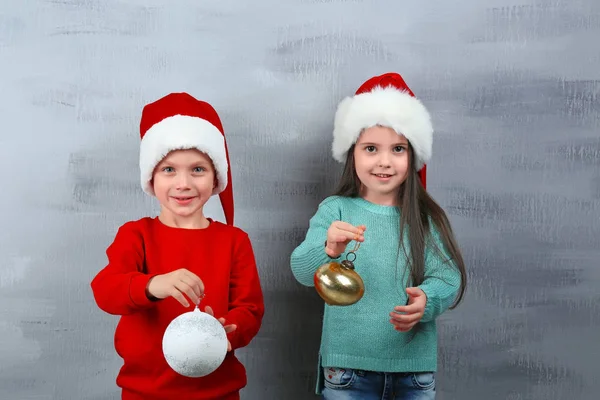 Χαριτωμένο Μικρό Κορίτσι Και Αγόρι Καπέλα Santa Χριστούγεννα Μπάλες Χρώμα — Φωτογραφία Αρχείου