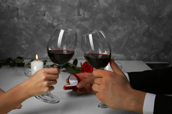 Mãos segurando copos de vinho tinto — Fotografia de Stock