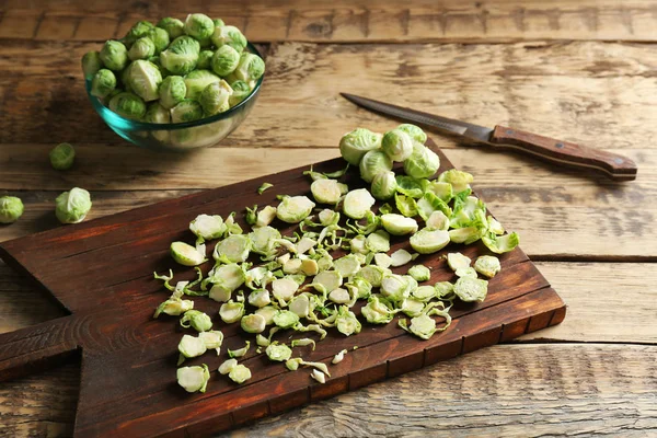 Rosenkohl sprießt auf Schneidebrett — Stockfoto