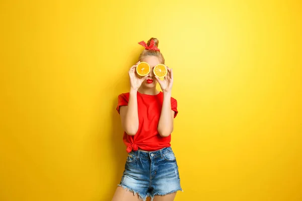 Jovem mulher bonita — Fotografia de Stock