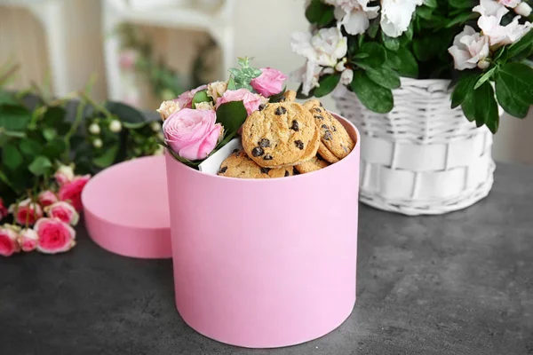 Caja con hermosas flores y galletas — Foto de Stock