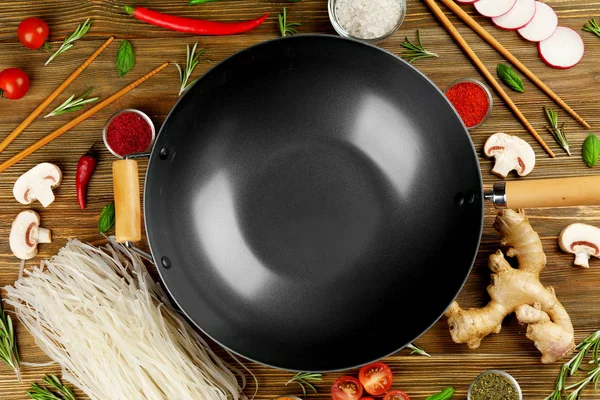 "Wok" un taze ürünler ile — Stok fotoğraf