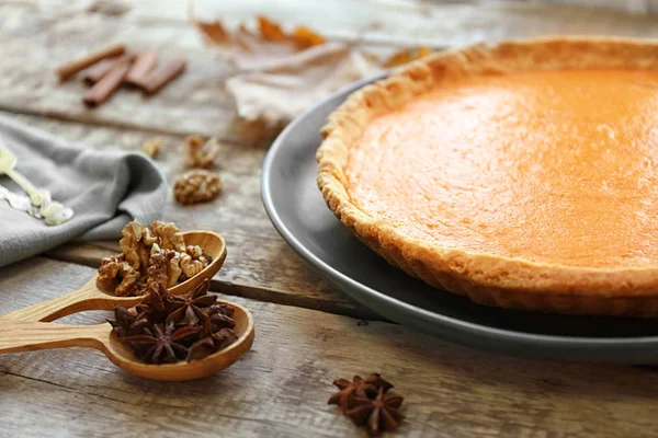 Plate with delicious pumpkin cake and ingredients — Stock Photo, Image