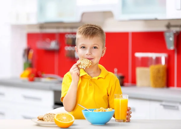 朝食を持つ少年 — ストック写真