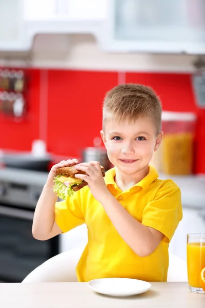 Jongen ontbijten — Stockfoto