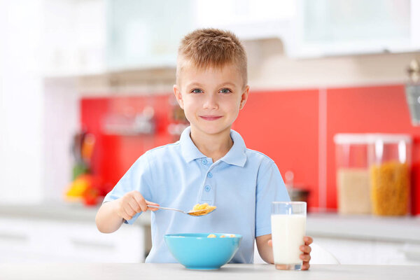 Мальчик завтракает
