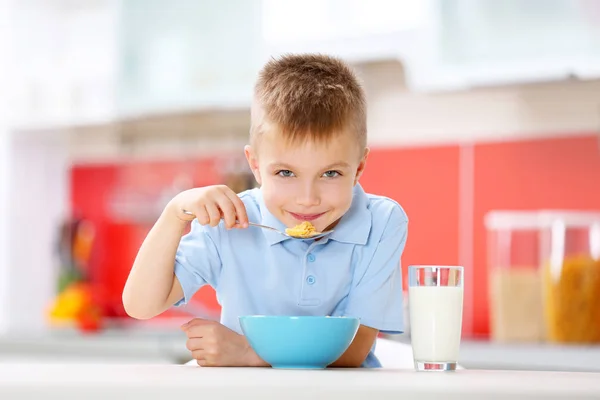 Pojke med frukost — Stockfoto