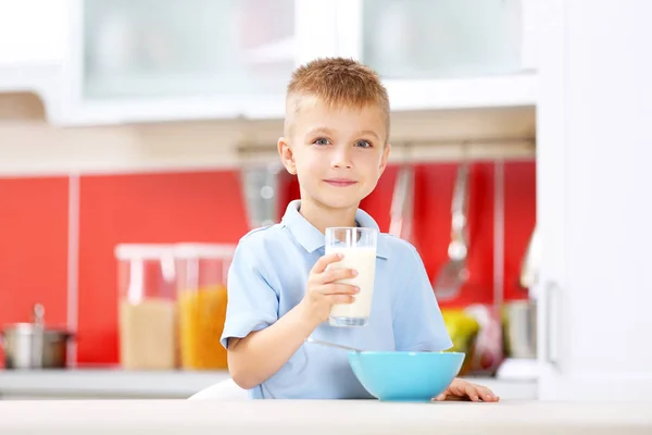 Pojke med frukost — Stockfoto