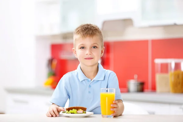 朝食を持つ少年 — ストック写真