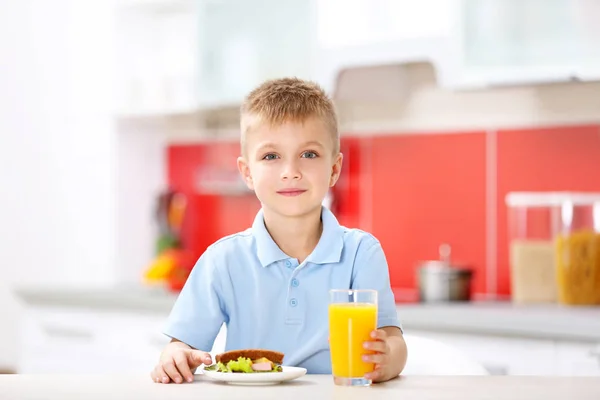 Jongen ontbijten — Stockfoto