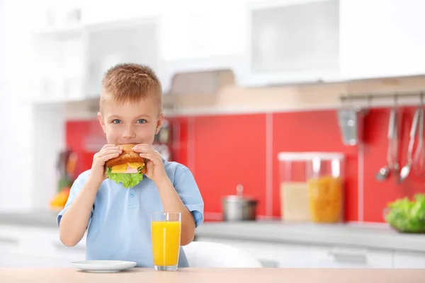 朝食を持つ少年 — ストック写真