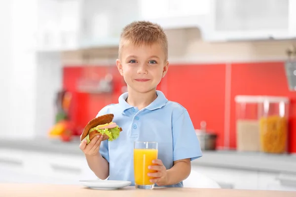 Çocuk having kahvaltı — Stok fotoğraf
