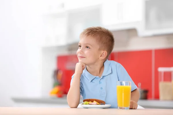 Мальчик завтракает — стоковое фото