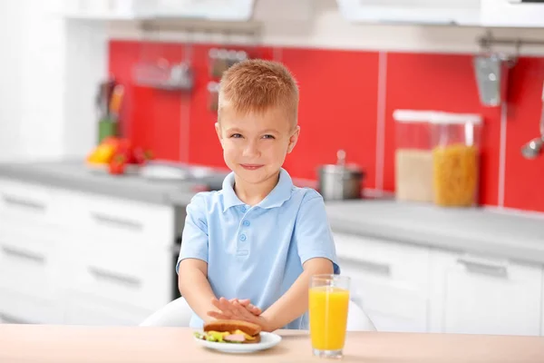 Мальчик завтракает — стоковое фото
