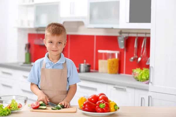 Μικρό αγόρι μαγείρεμα — Φωτογραφία Αρχείου