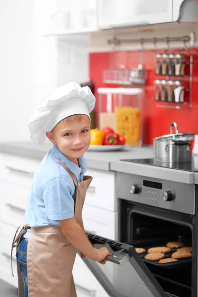 Niño pequeño cocinando —  Fotos de Stock