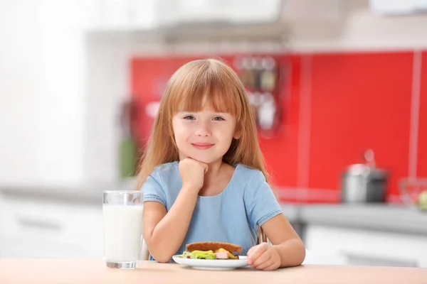 Meisje ontbijten — Stockfoto