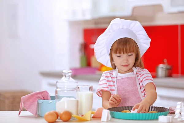 Маленька дівчинка, приготування їжі — стокове фото