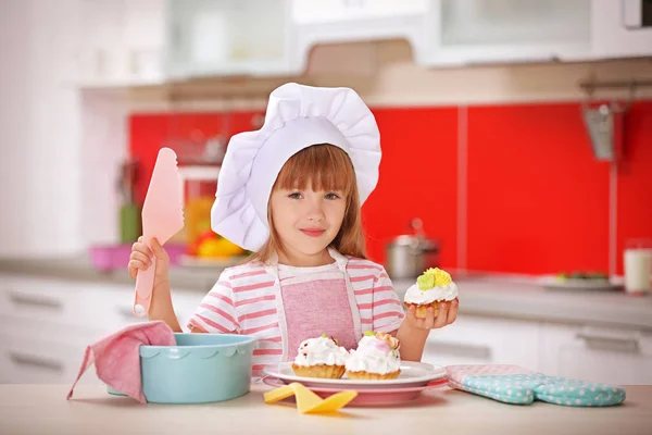 Little girl with cakes — Stock Photo, Image