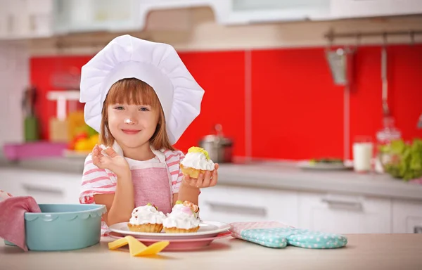 Bambina con torte — Foto Stock