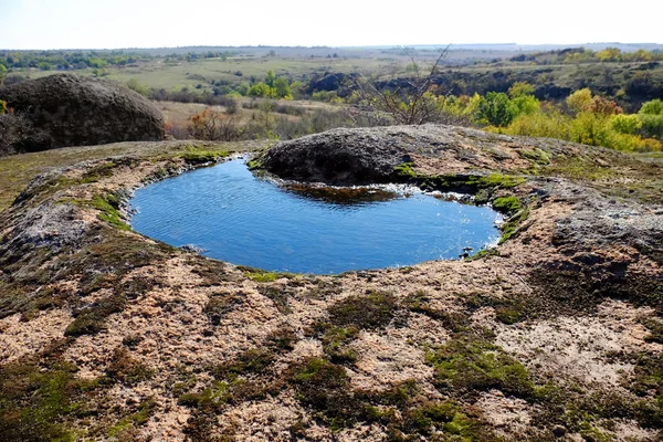 Paisagem rural com pequena piscina — Fotografia de Stock