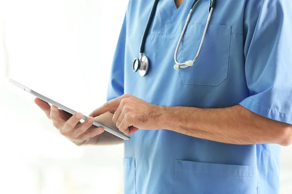 Arzt mit Tablette im Krankenhaus — Stockfoto