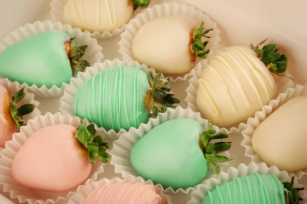 Aardbeien bedekt met kleurrijke chocolade — Stockfoto