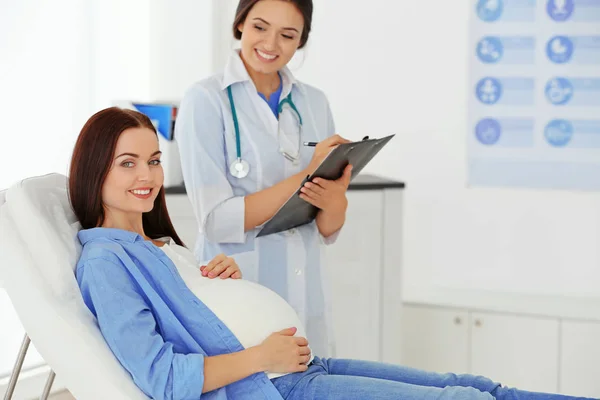 Junge Schwangere Frau Besucht Arzt — Stockfoto