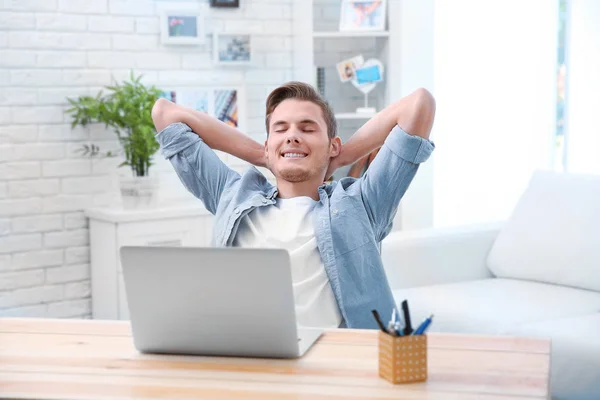 Hombre guapo relajándose — Foto de Stock