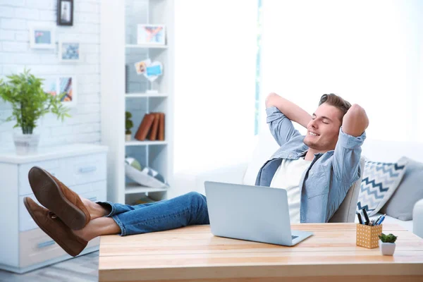 Hombre guapo relajándose — Foto de Stock