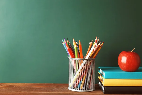 Papelería colorida de la escuela en la mesa — Foto de Stock