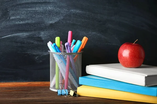 Kolorowe szkoły piśmiennicze na stole — Zdjęcie stockowe