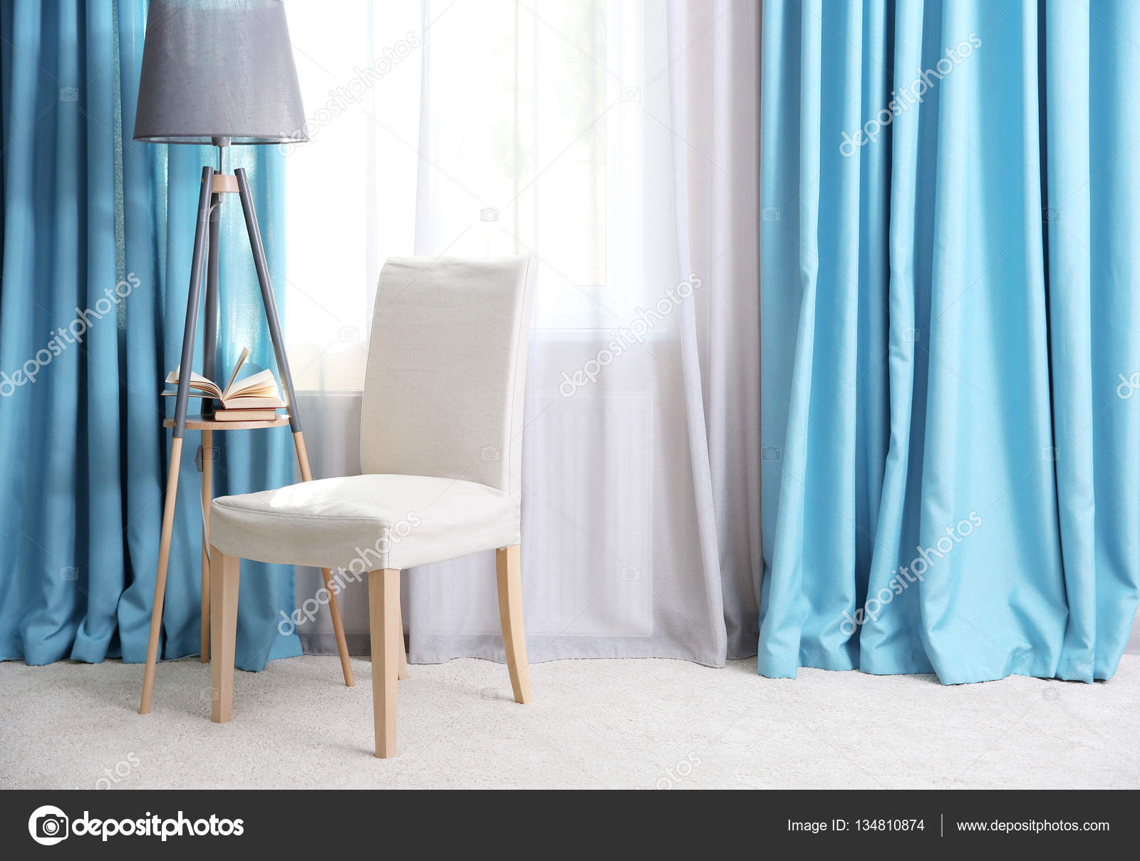 Woonkamer met moderne gordijnen — Stockfoto © belchonock #134810874 Woonkamer met moderne gordijnen — Stockfoto © belchonock #134810874