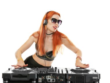 Güzel kadın dj beyaz arka planda müzik karıştırma