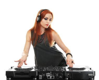 Güzel kadın dj beyaz arka planda müzik karıştırma