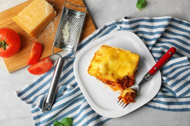 Lezzetli lazanya ile plaka 