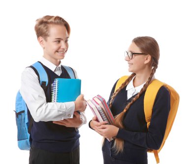 Gençler ile kitap tutan sırt çantaları  