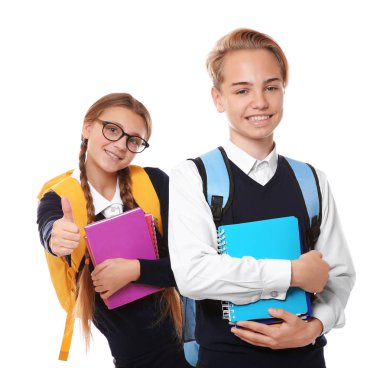 Gençler ile kitap tutan sırt çantaları  